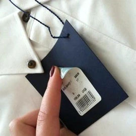 Etiqueta adhesiva del embutido RFID del papel de la frecuencia ultraelevada, etiqueta de la etiqueta de la ropa de la etiqueta engomada de la ropa para el seguimiento de la ropa